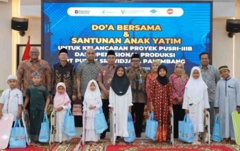 Penyerahan santunan anak yatim di lokasi Pusri Palembang untuk Proyek Pusri IIIB.