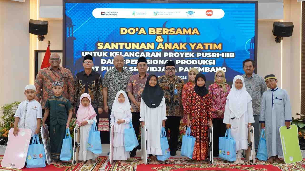 Penyerahan santunan anak yatim di lokasi Pusri Palembang untuk Proyek Pusri IIIB.