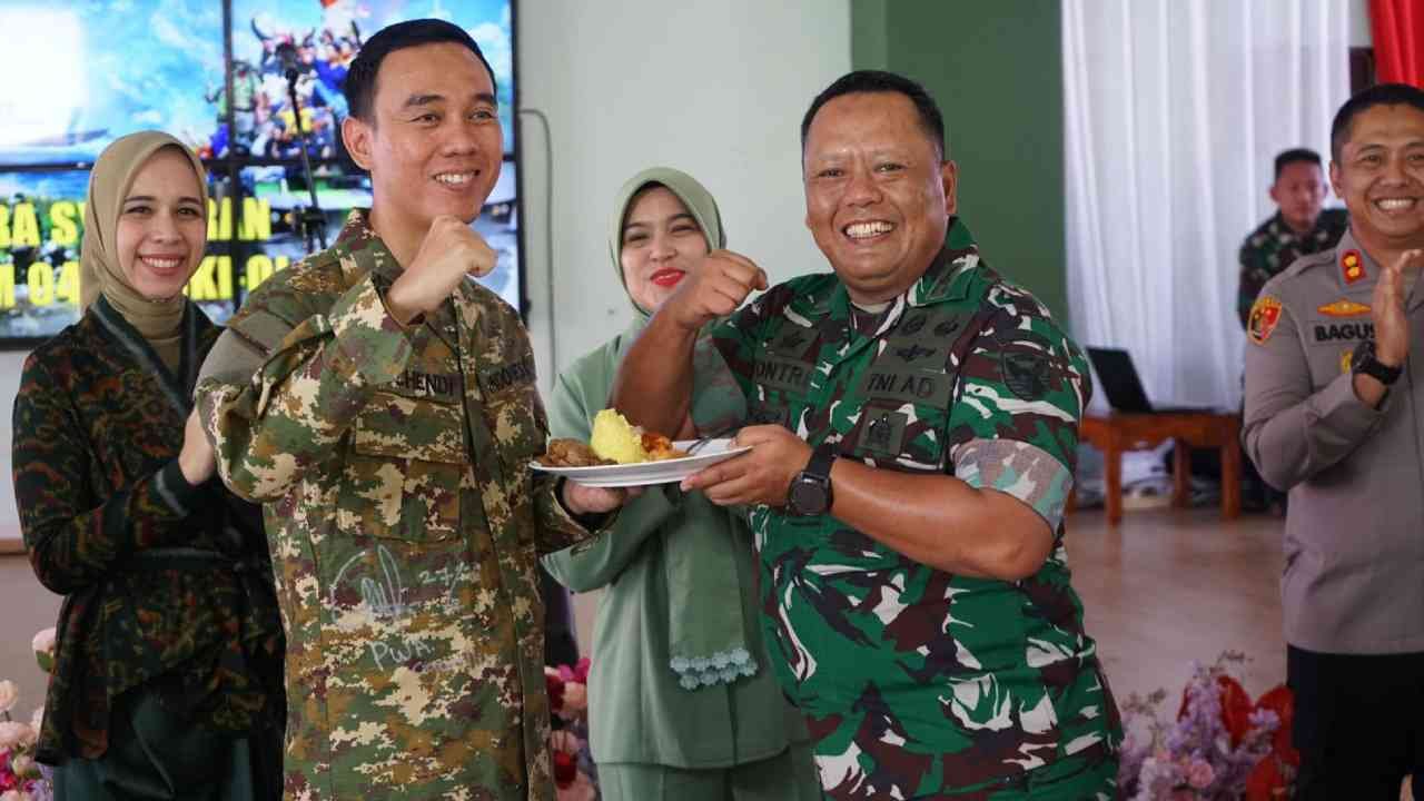 Simbol Kemanunggalan: Bupati Muchendi Kenakan Seragam Komcad, Tegaskan Sinergi Pemkab OKI dan TNI