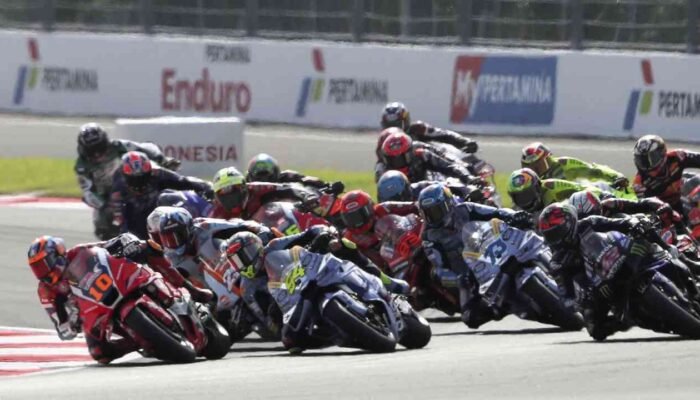 Sprint Race Mandalika: Bezzecchi Juara Comeback, Drama Penalti Marquez dan Bagnaia Tercecer