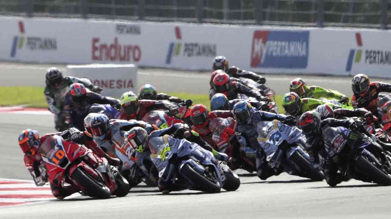 Sprint Race Mandalika: Bezzecchi Juara Comeback, Drama Penalti Marquez dan Bagnaia Tercecer