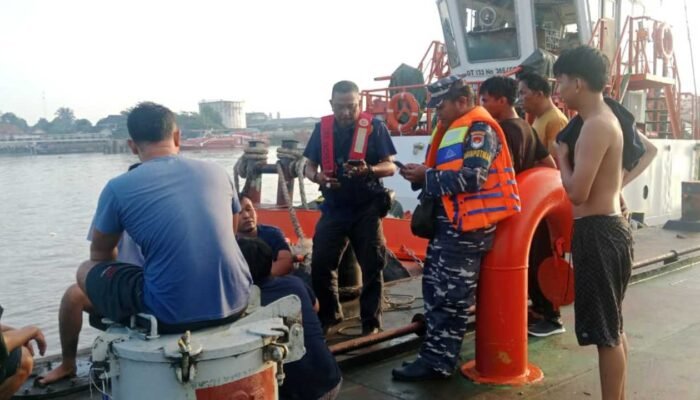 TB Mitra Kencana X Tenggelam di Sungai Musi, Lanal Palembang Pimpin Penanganan dan Pastikan ABK Selamat