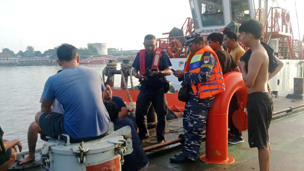 TB Mitra Kencana X Tenggelam di Sungai Musi, Lanal Palembang Pimpin Penanganan dan Pastikan ABK Selamat