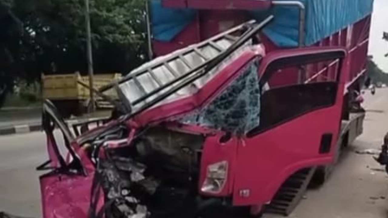 Truk Hantam Truk Mogok di Soekarno Hatta Palembang, Satu Orang Tewas di Tempat