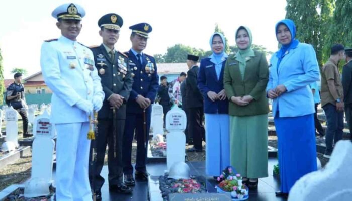 Unsur TNI dan Polri Palembang dalam kegiatan Tabur Bunga di TMP Ksatria Ksetra Siguntang.