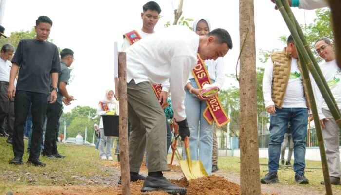 Pemkab OKI Hadirkan Warisan Hijau, Kolaborasi Tanam Tabebuya Rayakan HUT ke-80