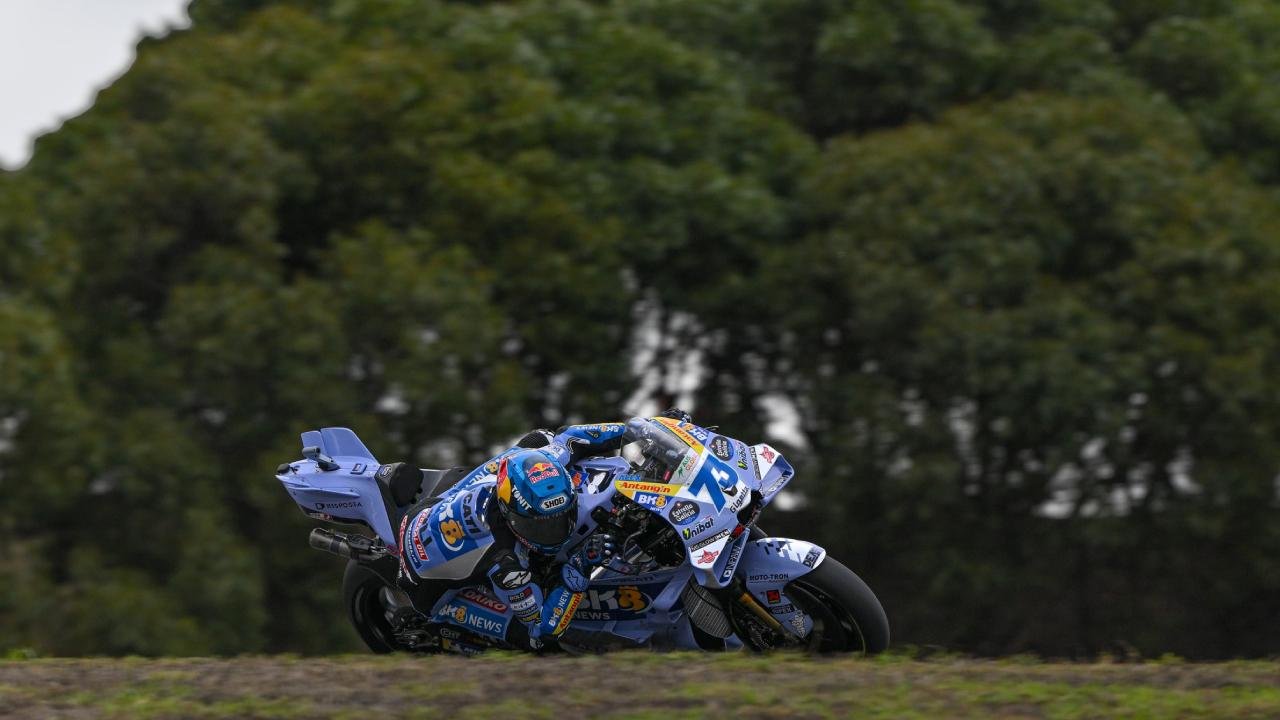 Alex Marquez Menangi Duel Sengit di Sprint Portimao, Bezzecchi Jauhi Bagnaia di Klasemen