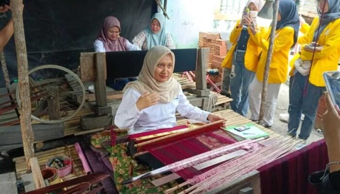 Jembatan Digital untuk Songket Palembang: Menjual Kisah, Bukan Sekadar Kain