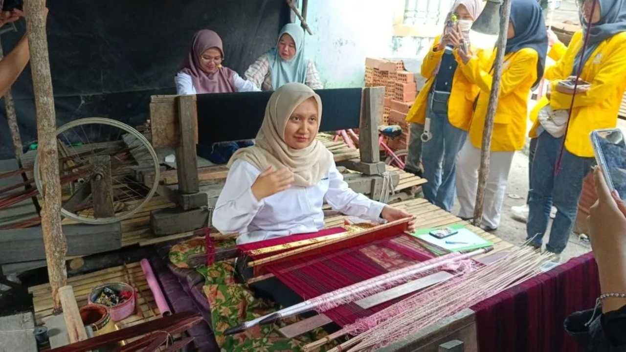 Jembatan Digital untuk Songket Palembang: Menjual Kisah, Bukan Sekadar Kain