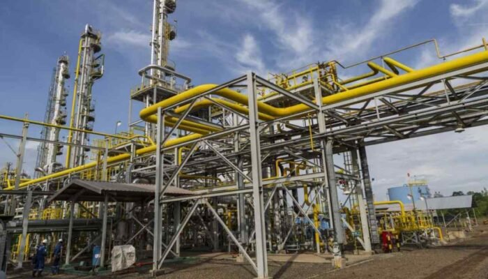 Keheningan di Dekat Deru Mesin