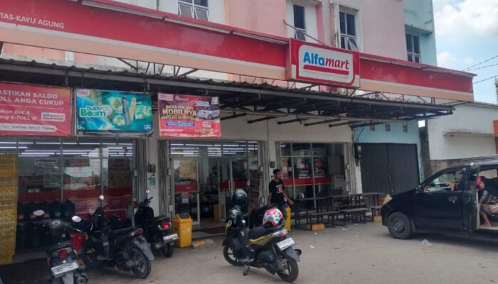Terekam CCTV, Tiga Terduga Pencuri Kosmetik di Alfamart Kayuagung Ditangkap Warga dan Polisi