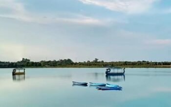 Menjemput ”Healing” yang Tertinggal di Danau Biru Indralaya