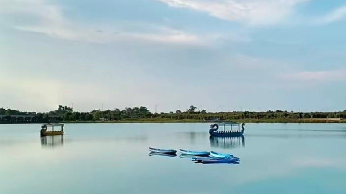 Menjemput ”Healing” yang Tertinggal di Danau Biru Indralaya