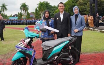 Tangis Haru Nurmala Dewi di Balik Kejutan Sepeda Motor Bupati OKI