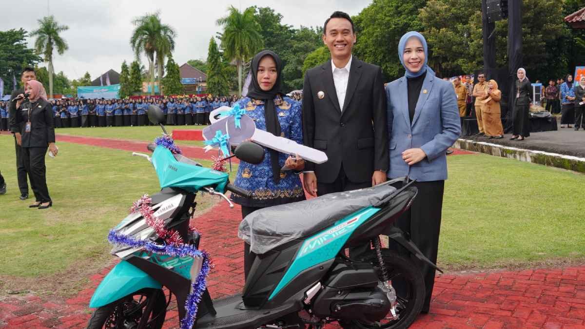 Tangis Haru Nurmala Dewi di Balik Kejutan Sepeda Motor Bupati OKI