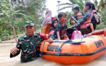 Banjir Menerjang Lempuing, TNI Evakuasi Warga yang Terjebak