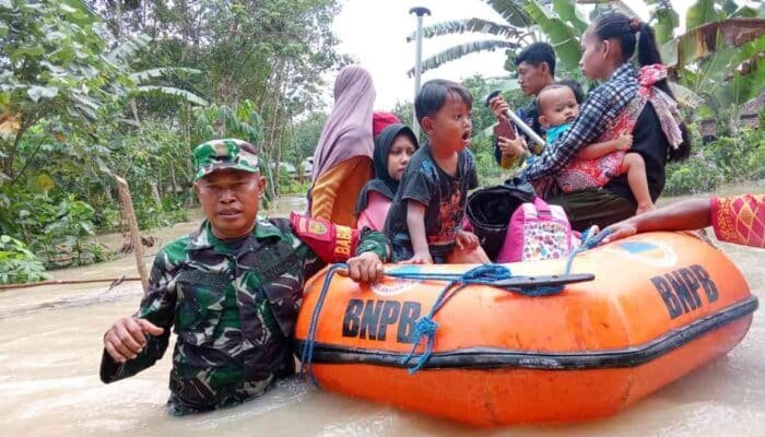 Banjir Menerjang Lempuing, TNI Evakuasi Warga yang Terjebak
