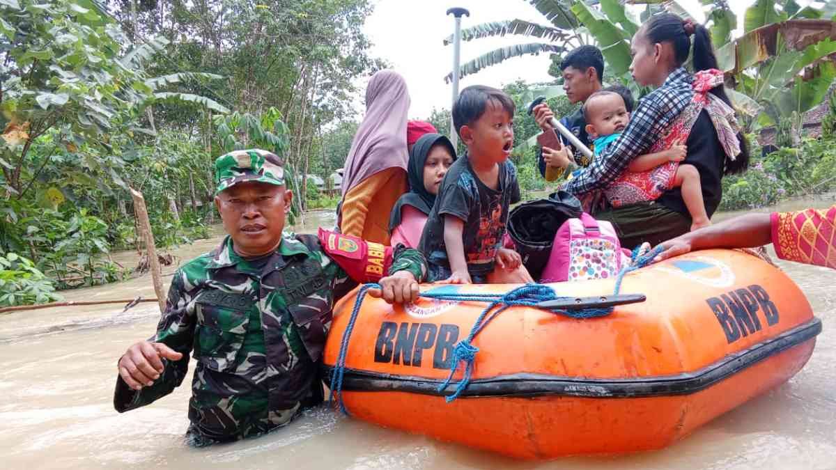 Banjir Menerjang Lempuing, TNI Evakuasi Warga yang Terjebak