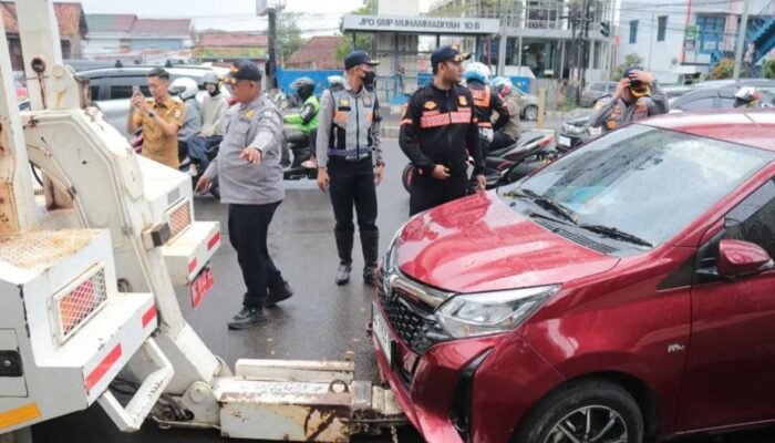 Benang Kusut Parkir Liar Jalan Kolonel H. Burlian: Antara Ketegasan Aparat dan Gagalnya Tata Kelola Sekolah