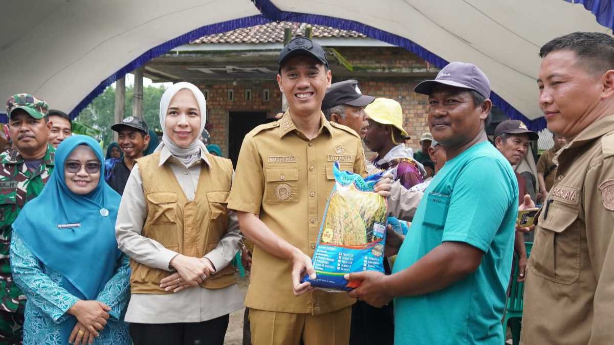 Pacu Pemulihan 6.000 Hektare Sawah, Pemkab OKI Salurkan 142 Ton Benih Padi