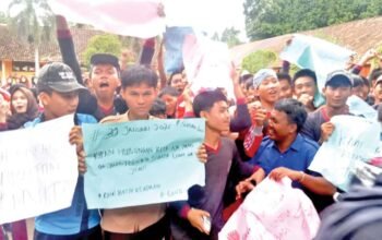 Siswa SMKN 1 OKU Selatan Demo Dugaan Pemotongan Dana PIP