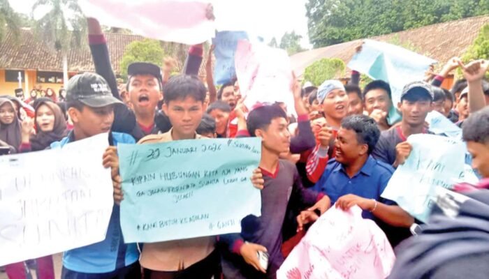 Siswa SMKN 1 OKU Selatan Demo Dugaan Pemotongan Dana PIP