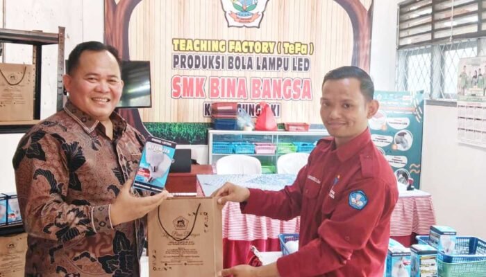 Meruntuhkan Sekat Akademik Melalui Hilirisasi Hollow LED SMK Bina Bangsa Kayuagung Bersama UIN Raden Fatah