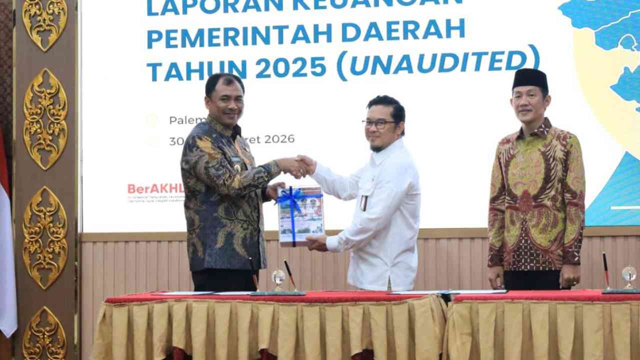 Abusama Serahkan LKPD OKU Selatan demi Kejar Opini Terbaik