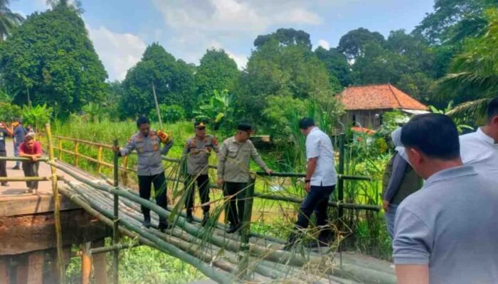 Akses Rantau Alai-Kandis Terputus, Kapolres Ogan Ilir Pastikan Jembatan Darurat Aman Dilalui