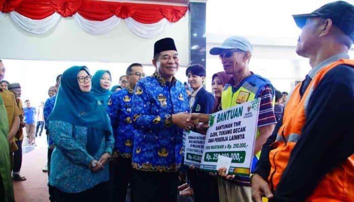 Bupati Muba Salurkan THR bagi Ribuan Pekerja Sektor Informal di Sekayu