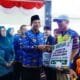 Bupati Muba Salurkan THR bagi Ribuan Pekerja Sektor Informal di Sekayu