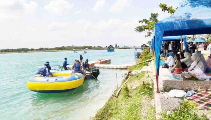 Danau Biru Indralaya Diserbu Warga, Polisi Siaga di Tengah Keramaian Lebaran