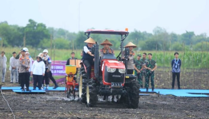 Herman Deru Dampingi Kapolri Tanam Jagung Serentak di Ogan Ilir