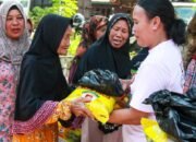 Jemaat GPIN Serasan Sekate Bagikan Bingkisan Lebaran untuk Warga Kayu Ara