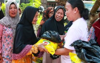 Jemaat GPIN Serasan Sekate Bagikan Bingkisan Lebaran untuk Warga Kayu Ara