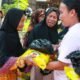 Jemaat GPIN Serasan Sekate Bagikan Bingkisan Lebaran untuk Warga Kayu Ara