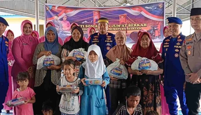 Misi Kemanusiaan Ditpolairud di Tepian Sungai Musi