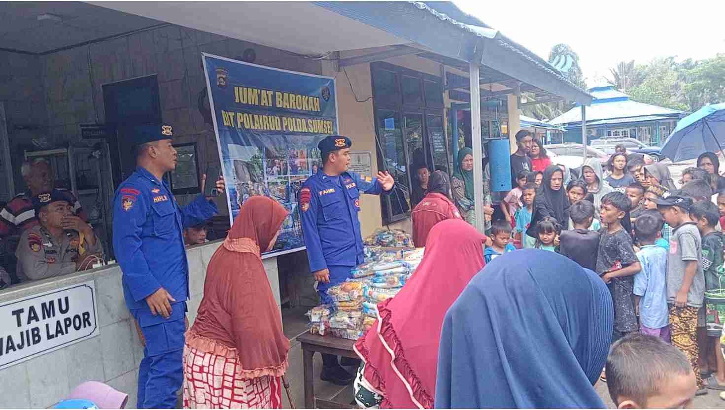 Pendar Kebaikan di Atas Riak Musi: Kala Polairud Menyapa Warga Pesisir