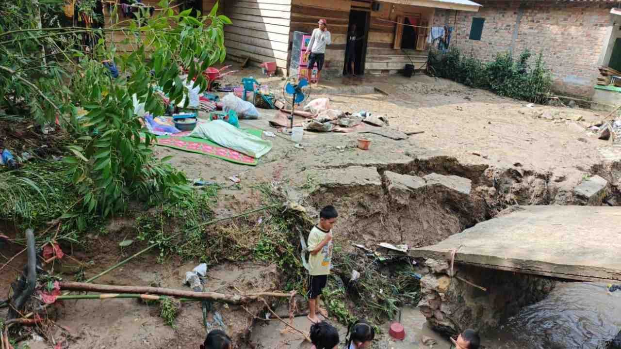 Satu Rumah Hanyut Diterjang Banjir Bandang di Simpang Sender