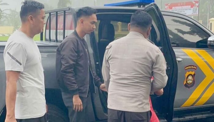 Aksi Sigap Kapolres OKU Selatan Evakuasi Warga di Jalur Rawan Kecelakaan