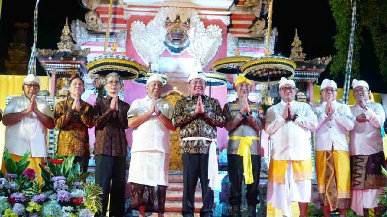 Herman Deru Perkuat Harmoni dan Toleransi di Dharma Santi Pura Sriwijaya