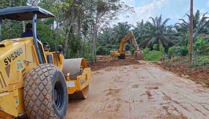 Sinergi di Jirak Jaya, Jalan Mekar Jaya Mulai Dibersihkan dari Lumpur