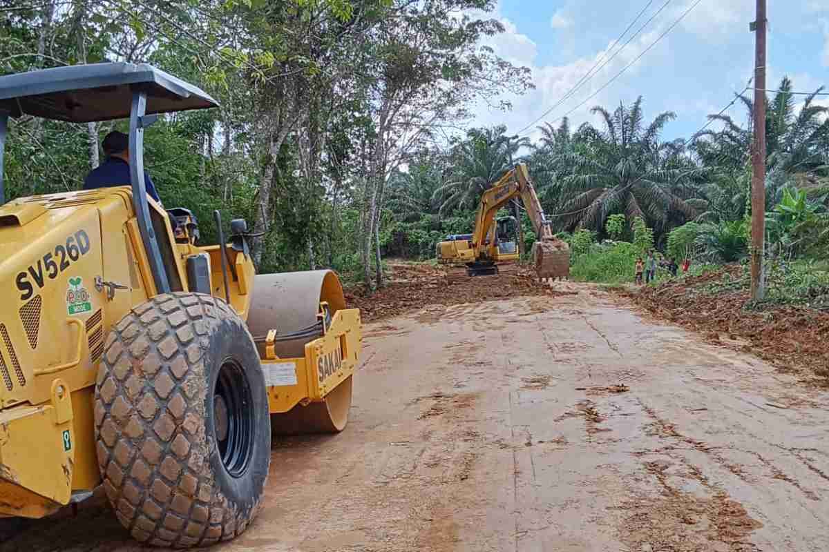 Sinergi di Jirak Jaya, Jalan Mekar Jaya Mulai Dibersihkan dari Lumpur