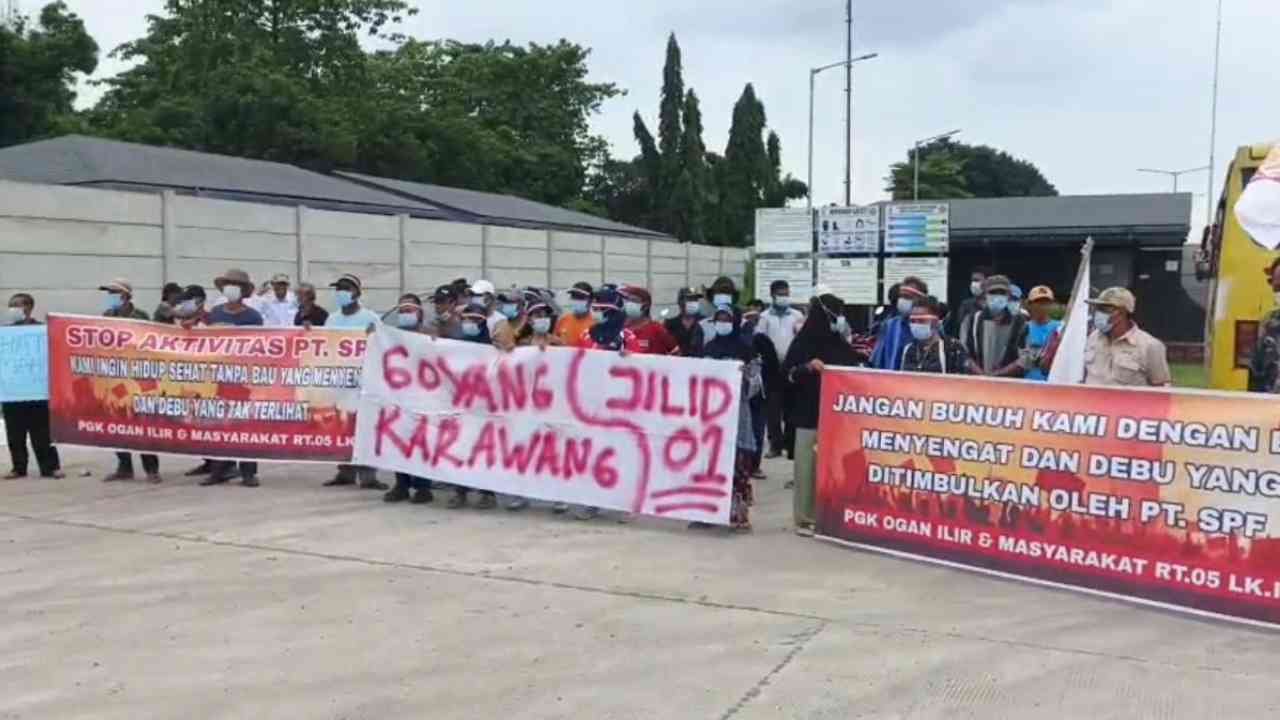 Warga Ogan Ilir Desak Penghentian Produksi PT SPF
