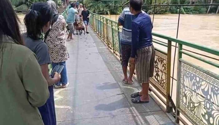 Banjir Setinggi Kepala Rendam Embacang Lama, 424 Warga dan Puluhan Ternak Dievakuasi ke Desa Tetangga