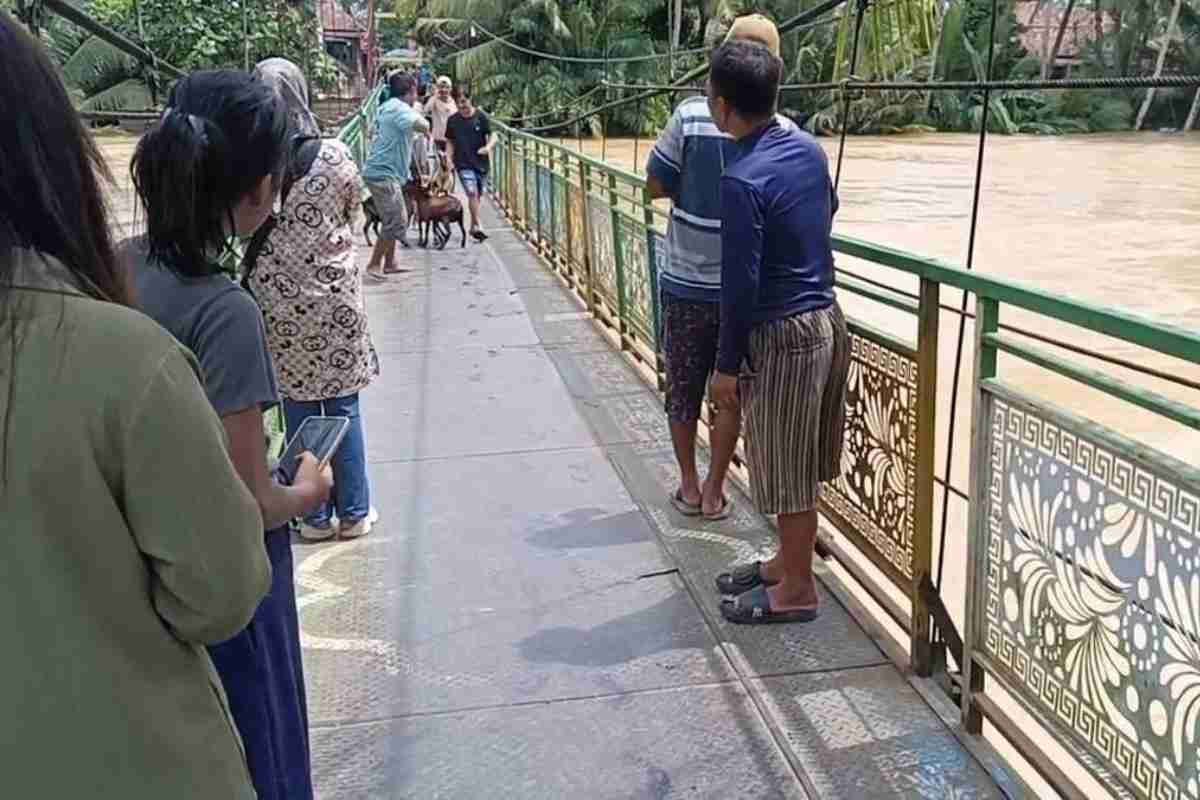 Banjir Setinggi Kepala Rendam Embacang Lama, 424 Warga dan Puluhan Ternak Dievakuasi ke Desa Tetangga