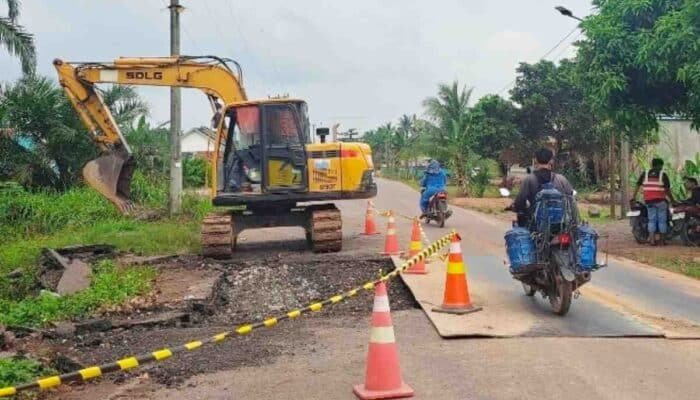Cegah Jalan Amblas, Gorong-gorong di Talang Siku Mulai Diperbaiki