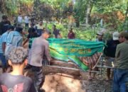 Dekap Hangat Keluarga Korban dan Ikut Gotong Keranda, Cara Kapolsek Lengkiti Redam Sembilu di Bumi Kawa