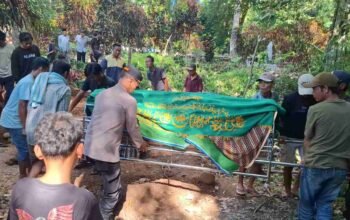 Dekap Hangat Keluarga Korban dan Ikut Gotong Keranda, Cara Kapolsek Lengkiti Redam Sembilu di Bumi Kawa
