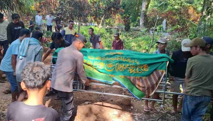 Dekap Hangat Keluarga Korban dan Ikut Gotong Keranda, Cara Kapolsek Lengkiti Redam Sembilu di Bumi Kawa